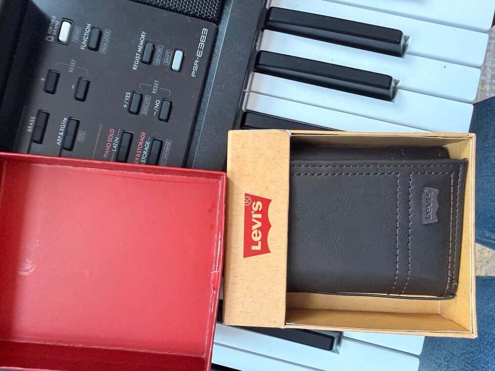 Levi's Men's RFID Blocking Trifold Wallet in Box